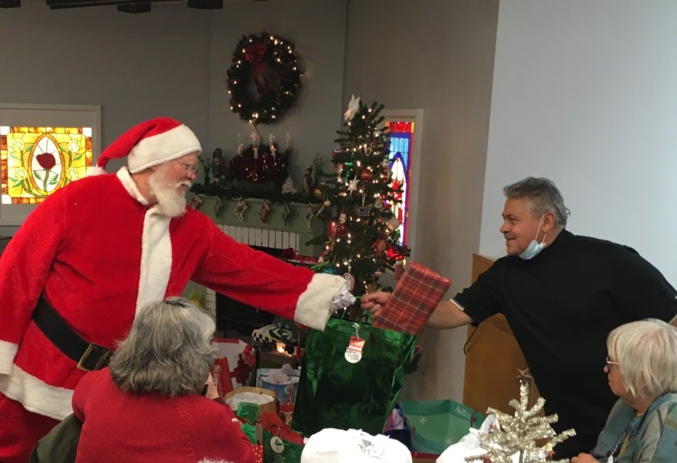 UAW members across the country volunteer to make holidays a memorable time